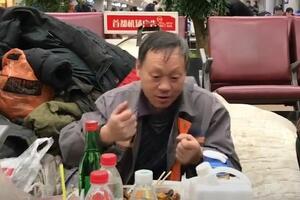 PRESEO MU PORODIČNI ŽIVOT JER SU MU ZVOCALI: Ovaj Kinez živi na aerodromu već 14 GODINA da bi mogao na miru da puši i pije (VIDEO)