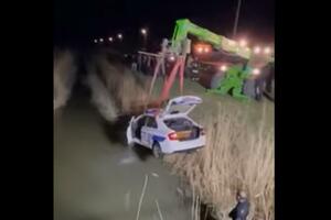 POLICIJSKI AUTO U KANALU: Evo kako je izvučeno službeno vozilo koje je u "filmskoj akciji" završilo u vodi (VIDEO)