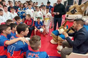 MALI SAJAM SPORT Sportski savez Srbije poklonio lopte školama u Crvenki!