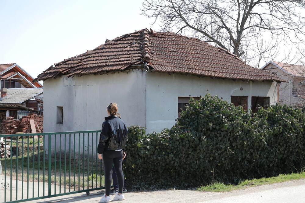 Novinarka Kurira Ljiljana Stanišić ispred Vesnine rodne kuće u Kovačima u Kraljevu