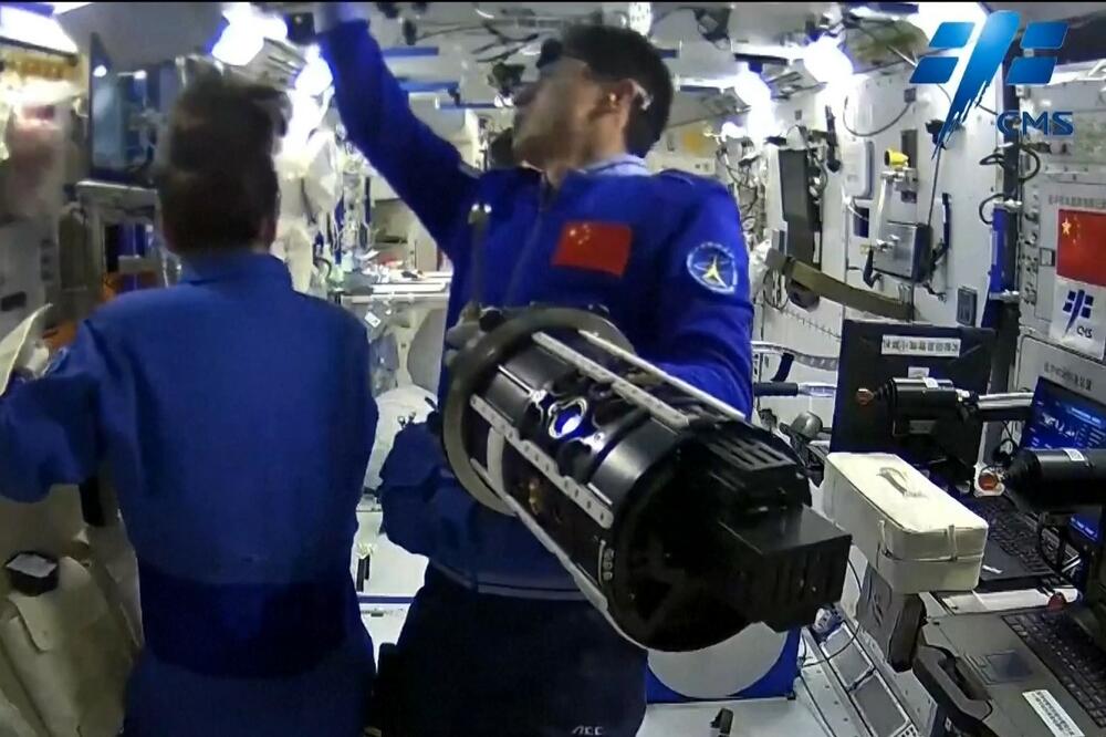 Život na Šendžou-13: Kako tajkonauti čiste svemirsku stanicu? VIDEO