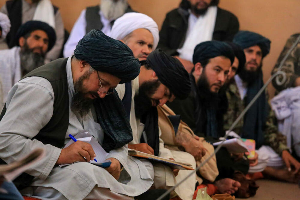 NEMA BRADE, NEMA POSLA U DRŽAVNIM USTANOVAMA: Novi kodeks oblačenja za vladine službenike u Avganistanu!
