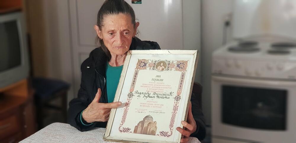 Milijana sa zahvalnicom koju je od patrijarha dobila njena majka Radosava Vučetić