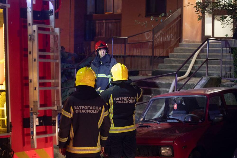 VELIKI POŽAR U RAKOVICI: Vatra izbila na 6. spratu zgrade, povređene prebacuju u bolnice, među njima i devojčica (11)
