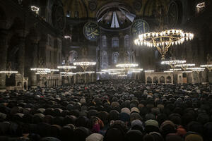 PRVI PUT POSLE 88 GODINA: Noćna molitva muslimana u Aja Sofiji