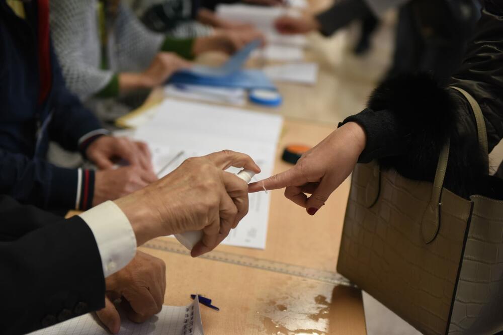 NOVI PRESEK: Do 14 sati na birališta izašlo 29,8 odsto građana