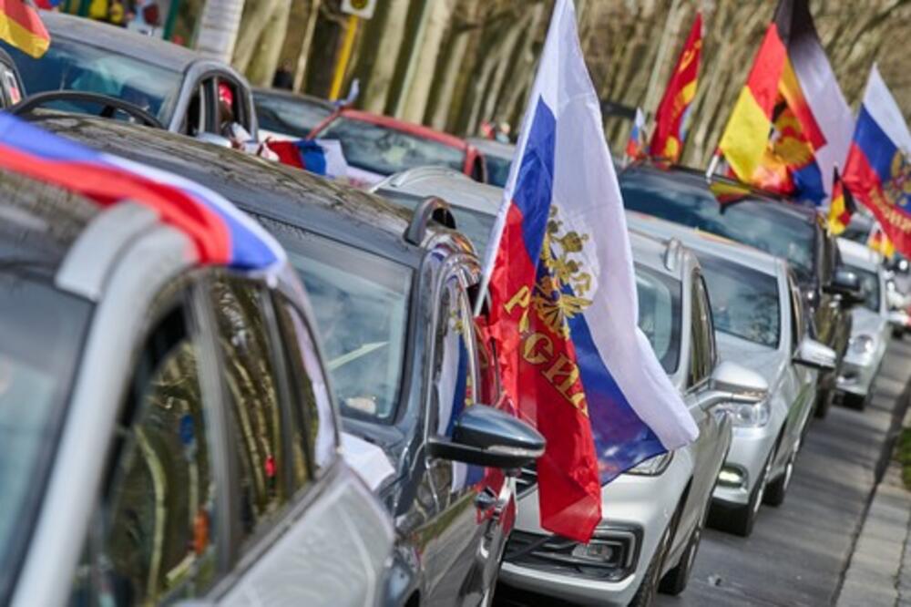 PRORUSKE DEMONSTRACIJE U BERLINU: Kolonu vozila krasile ruske zastave, ljudi ustali protiv diskriminacije ljudi poreklom iz Rusije