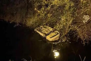 ZA MEDALJU! POLICAJCI HEROJI IZ SURČINA: Spasli vozača iz kanala smrti, jedan odmah skočio za njim u duboku vodu punu mulja