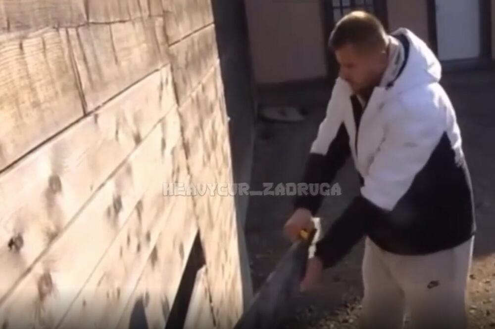 ISPLIVAO ŠOK SNIMAK KAKO JANJUŠ BEŽI IZ ZADRUGE! Čekićem razvalio ogradu, a ovaj CIMER mu je pomogao u BEKSTVU (VIDEO)