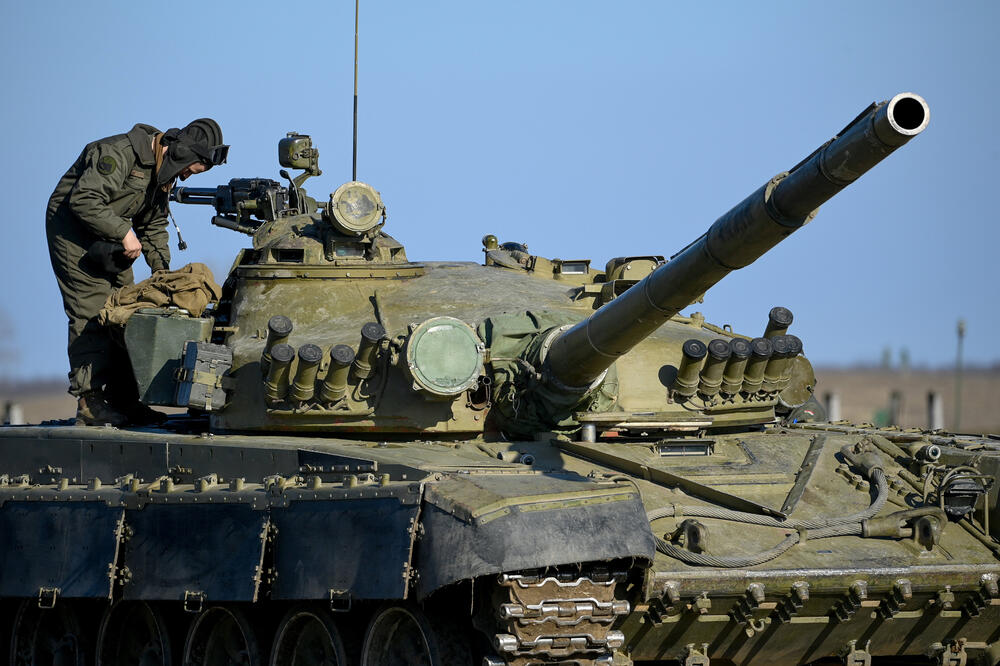 ČEŠKA UPUTILA PRVI EŠALON TENKOVA I BORBENIH VOZILA PEŠADIJE U UKRAJINU! Na železničkoj kompoziciji 10 T-72M1 i BMP-1 FOTO