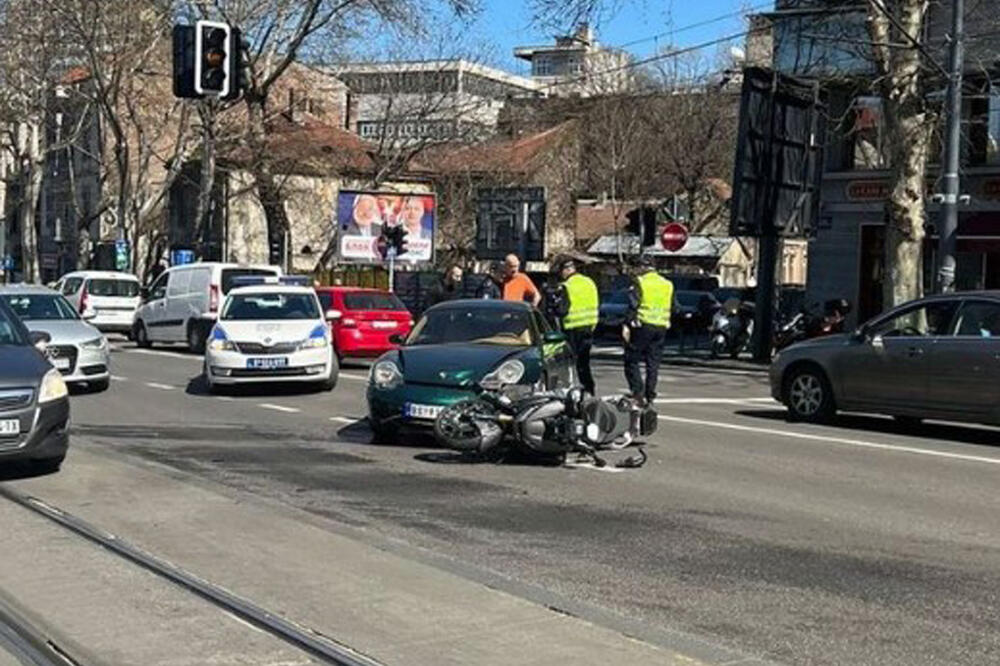 UDES KOD HRAMA SVETOG SAVE: Sudar motora i auta, motociklista povređen, saobraćaj usporen kod Slavije (FOTO)