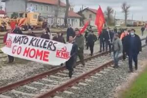 NATO, IDI KUĆI! Grčki komunisti blokirali put vozu koji je, navodno, nosio oružje i oklopna vozila za Ukrajinu VIDEO