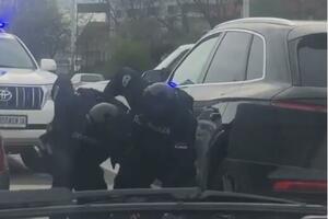 POGLEDAJTE MUNJEVITU AKCIJU INTERVENTNE POLICIJE: Nasred auto-puta izvukli muškarca iz audija I PRIVELI GA (VIDEO)