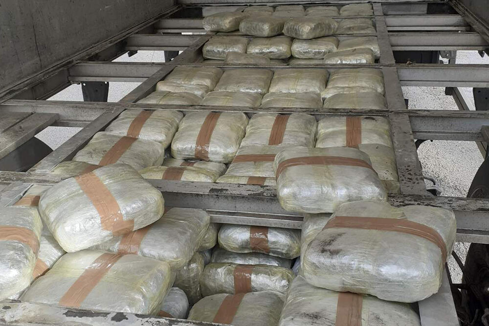 EKVADORSKA POLICIJA ZAPLENILA 2,4 TONE KOKAINA: Droga bila skrivena među bananama, tovar trebalo da ide u Belgiju