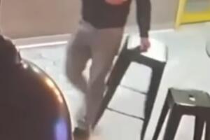 SNIMAK NEOBIČNE KRAĐE U BEOGRADU ZAPALIO INSTAGRAM: Muškarca snimile kamere dok je u lokalu brze hrane krao stolicu (VIDEO)