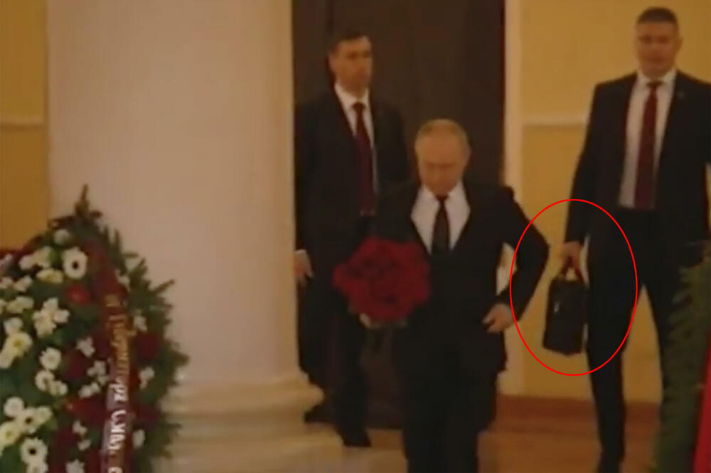 KOFER SA PAKLENIM PREKIDAČEM JE UVEK UZ PUTINA: Viđen i na sahrani Žirinovskog, jedan od tri koje Rusija ima ! VIDEO
