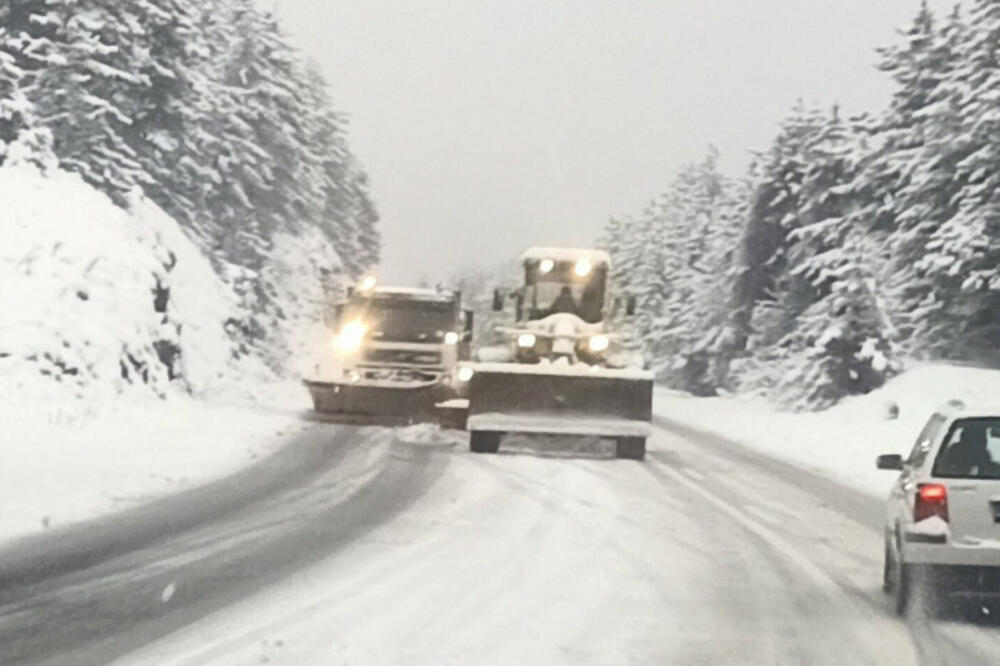 KIJAMET NA ZLATIBORU, SNEŽNA MEĆAVA USRED APRIL: Noćas palo 15 cm snega, 6 kamiona već satima raščišćava put(FOTO)