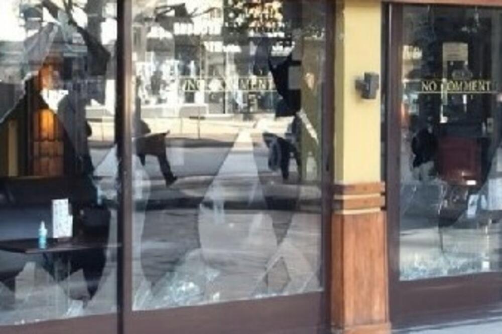 INCIDENT TOKOM NOĆI U CENTRU VRANJA: Na kafiću polomljena stakla, počinilac nepoznat