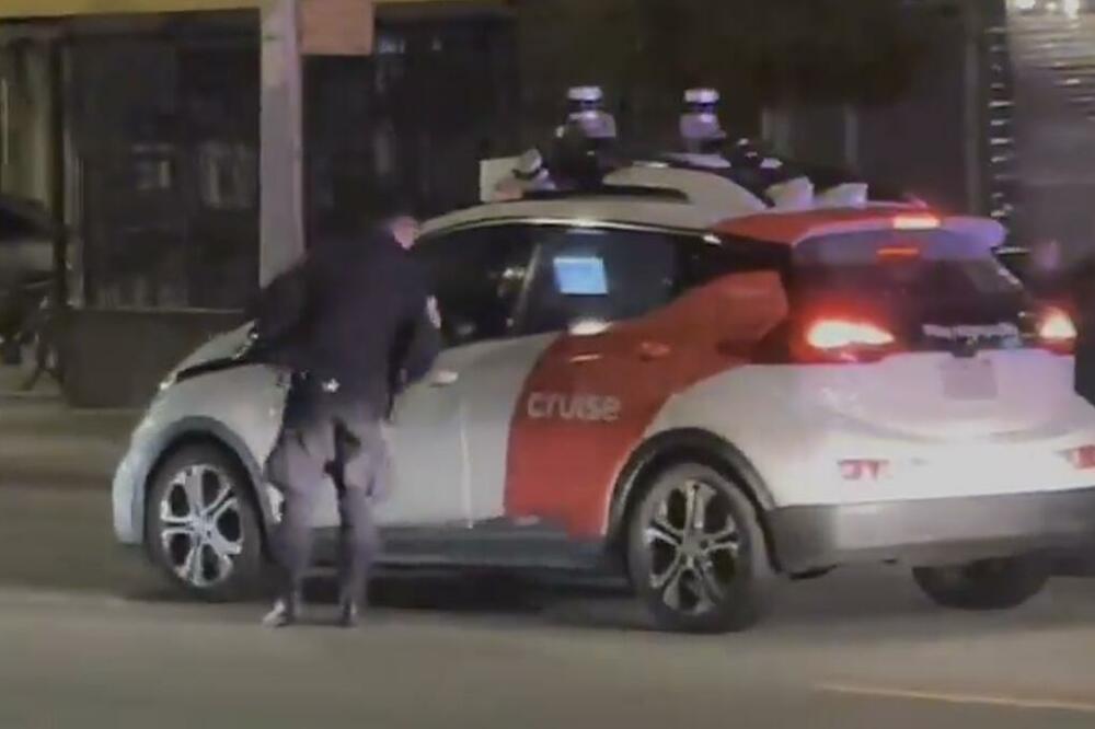 BIZARNO ZAUSTAVLJANJE: Automobil bez vozača napravio prekršaj, a onda pobegao policiji ispred nosa! VIDEO