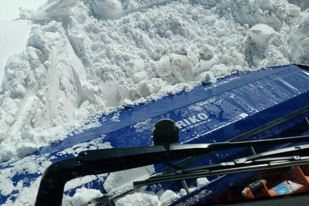 NEVEROVATNA SLIKA SNEGA NA GOLIJI USRED APRILA: Ogromni snežni nanosi neće se otopiti ni do Đurđevdana FOTO
