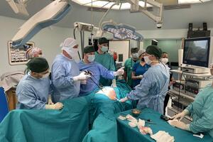 EVO KAKO IZGLEDA TUMOR OD 17 KG I PREČNIKA POLA METRA: Hirurzi na VMA operisali pacijenta punih pet sati! (FOTO)