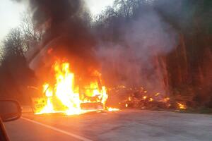 BUKTINJA NASRED PUTA: Zapalio se kombi kod Lučana, saobraćaj na magistrali bio usporen