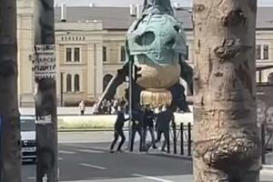 MASOVNA TUČA U BEOGRADU: Mladići se raspravljali pa sevale pesnice kod spomenika Stefanu Nemanji (VIDEO)
