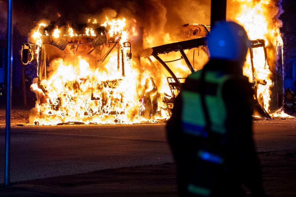 NEREDI U ŠVEDSKOJ NAKON NAJAVE DANSKOG EKSTREMISTE DA ĆE SPALITI KURAN: Sukobi policije i demonstranata traju danima VIDEO