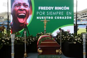 LEGENDA KOLUMBIJE SAHRANJEN UZ NAJVEĆE POČASTI: Reka ljudi na sahrani Fredija Rinkona, čuveni Rene Igita nosio kovčeg!