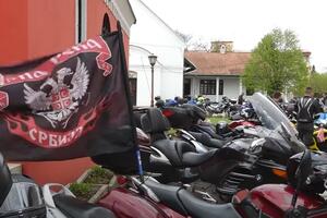 NESVAKIDAŠNJA SCENA ISPRED CRKVE U OBRENOVCU: 300 bajkera došlo da osvešta motore (VIDEO)