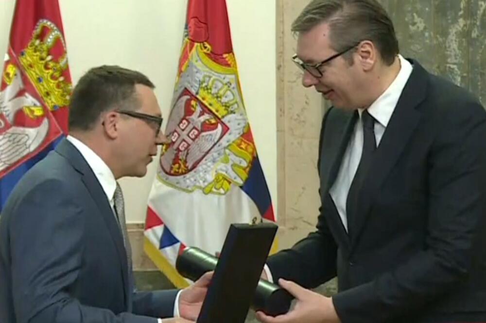 SVEČANOST U PREDSEDNIŠTVU: Vučić uručio orden predsedniku Evrodžasta Ladislavu Hamranu (FOTO)