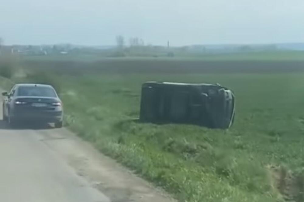TEŠKA SAOBRAĆAJNA NESREĆA KOD ŠAJKAŠA: Kombi sleteo s puta, OSMORO povređeno, svi prevezeni u bolnicu u Novi Sad (VIDEO)
