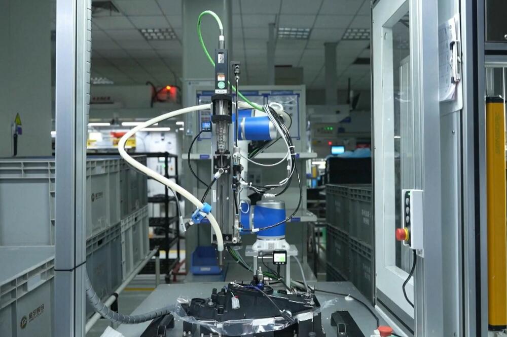UPOTREBA ROBOTA ŠIROM KINE Od stomatološke poliklinike do fabrike, roboti se široko koriste u Kini