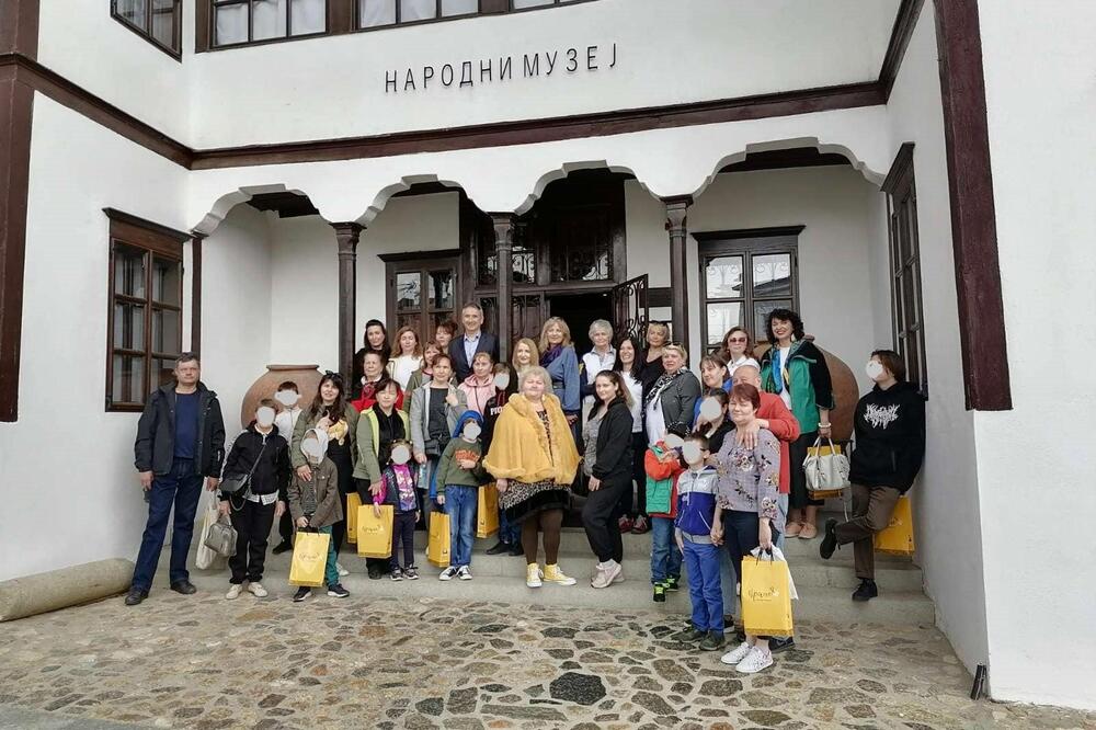 U VRANJU BORAVI 68 OSOBA KOJE SU IZBEGLE IZ UKRAJINE: Gradonačelnik priredio porodicama obilazak muzeja i pozorišta