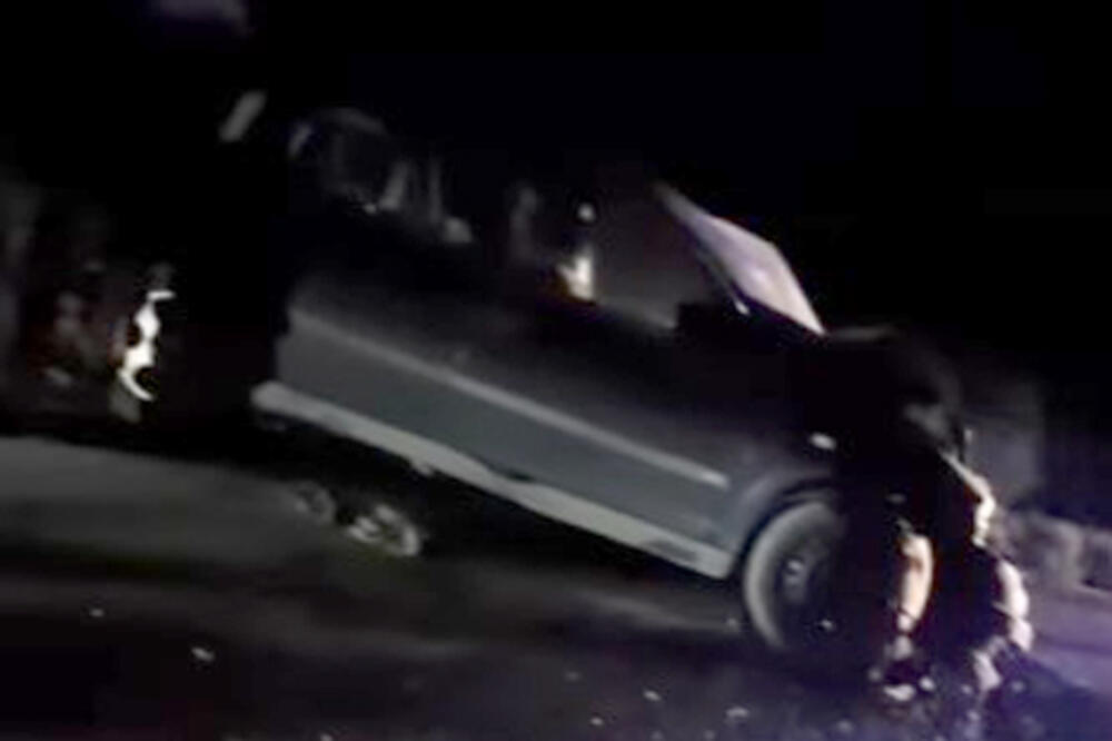 DELOVI AUTOMOBILA RASUTI PO ASFALTU: Teška saobraćajna nesreća na putu Novi Bečej-Kumane, JEDNO VOZILO ZAVRŠILO U KANALU! VIDEO