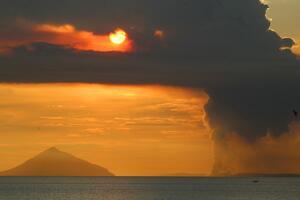 CRNI GUSTI OBLACI NE ODLAZE: Erupcija vulkana Anak Krakatoa u Indoneziji! Stanovništvu naređeno da izbegava ovu oblast! (VIDEO)