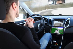 KONTROVERZNI ZAKON BUDUĆNOSTI: Vozači u samovozećim automobilima mogu da gledaju TV tokom vožnje i neće biti ODGOVORNI za UDESE