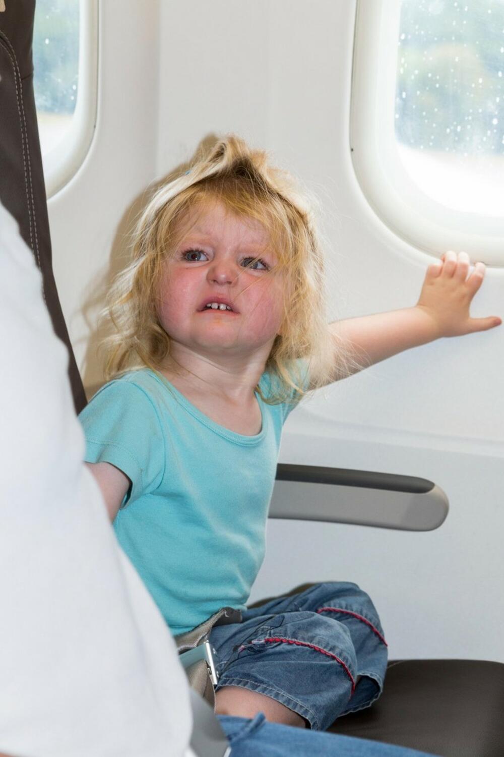 beba u avionu