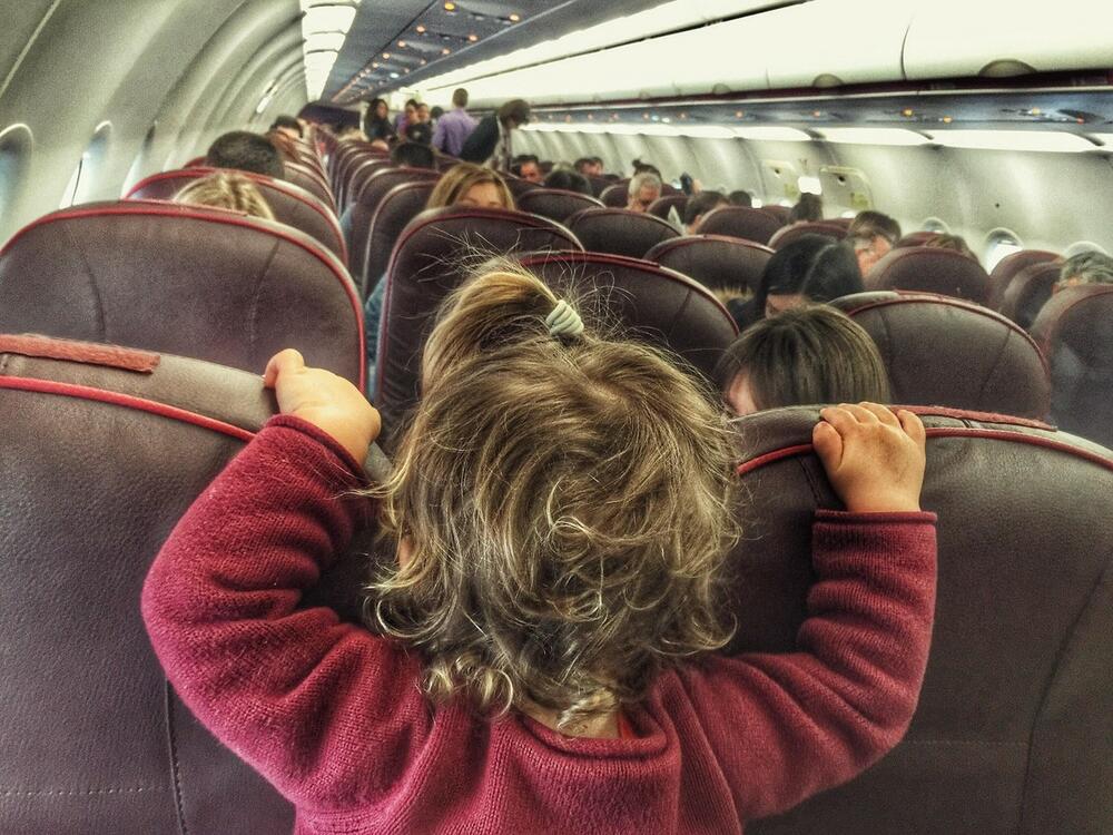 beba u avionu
