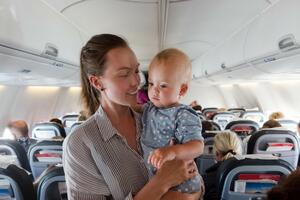 DA PUTOVANJE AVIONOM NE BUDE NOĆNA MORA: Kako da vam let s malim detetom prođe što bezbolnije!