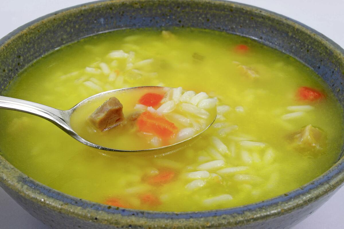 Как сварить суп с рисом и картошкой. Рисовый суп. Суп с рисовой крупой. Суп картофельный с рисом. Куриный суп с рисом.