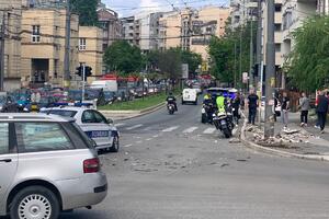 KURIR NA LICU MESTA! UDES U BEOGRADU: Sudar policijskog vozila i drugog automobila na raskrsnici (FOTO)