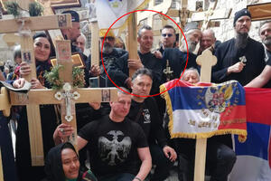 DIRLJIVA SCENA KOD GROBA GOSPODNJEG! Grk koji je odbio da učestvuje u NATO bombardovanju NOSIO KRST sa srpskim vernicima (FOTO)
