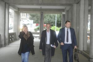 MIKA ALEKSIĆ NASMEJAN SA SUPRUGOM I ADVOKATOM UŠAO U PALATU PRAVDE: Suđenje za silovanja mladih glumica odloženo za 24. maj