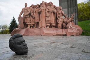 RAT U UKRAJINI: Uklonjena statua koja je bila simbol ukrajinsko-ruskog prijateljstva VIDEO