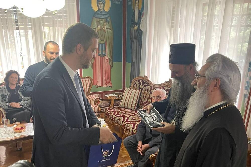 PREDAVANJE "ČOVEK BIĆE VERE": Gradonačelnik Kragujevca darovao patrijarha Porfirija!