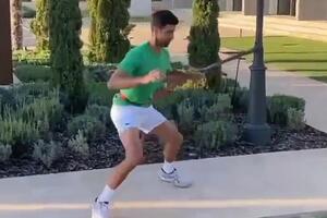 NEMA STAJANJA! Novak na primorju BRUSI FORMU za Madrid u društvu mlade nade srpskog tenisa (VIDEO)