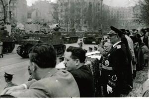 PRVOMAJSKA PARADA: Ulicama su u čast praznika rada marširali vojnici, radnici, zanatlije, sportisti...
