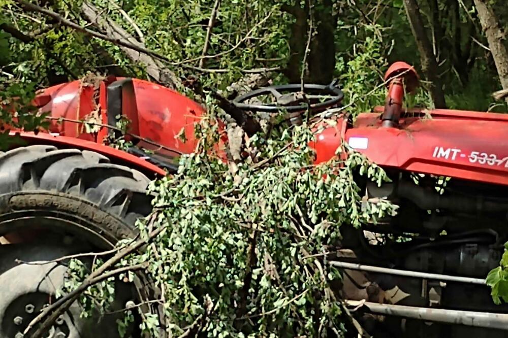 TEŠKA NESREĆA KOD LESKOVCA: Preminula jedna osoba posle prevrtanja traktora