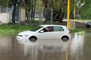 DRAMA U TUZLI: Evo kako su iz poplavljenog automobila spasili dve devojčice VIDEO